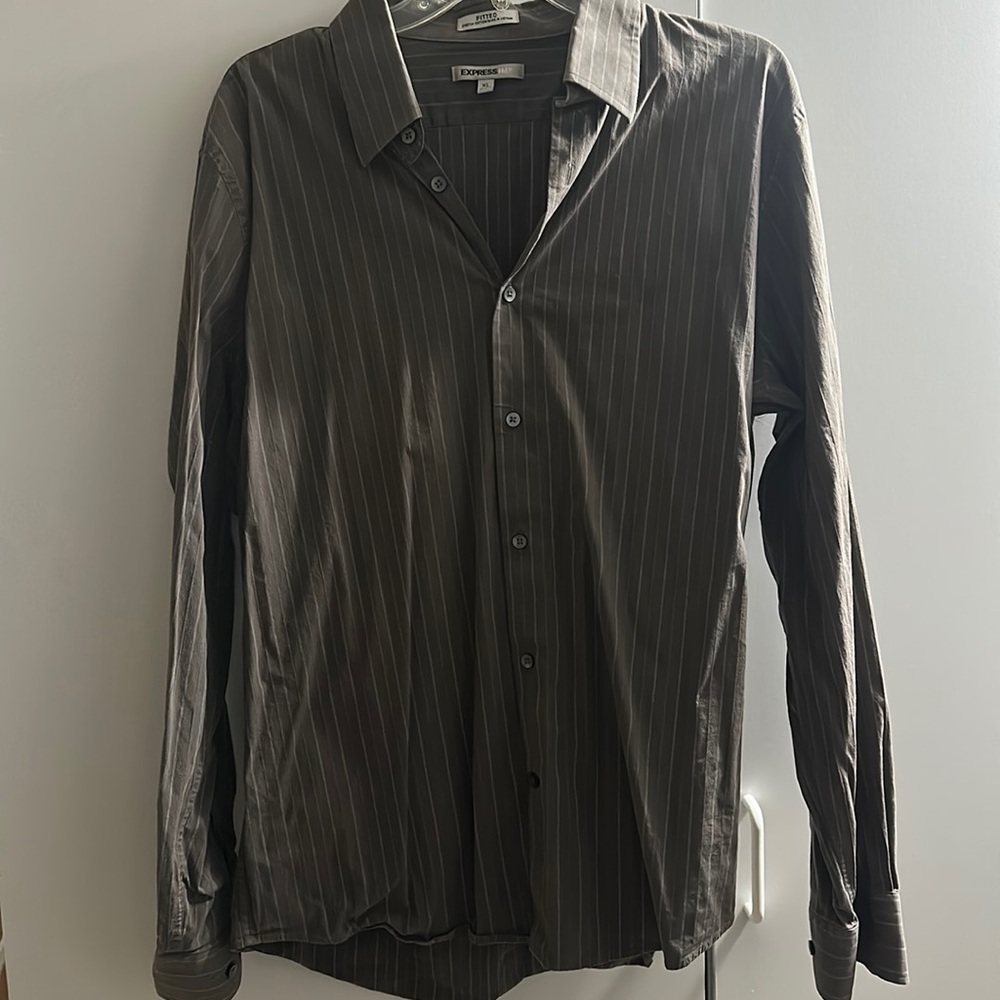 Men’s Express fitted-stretch dress shirt. UEC.